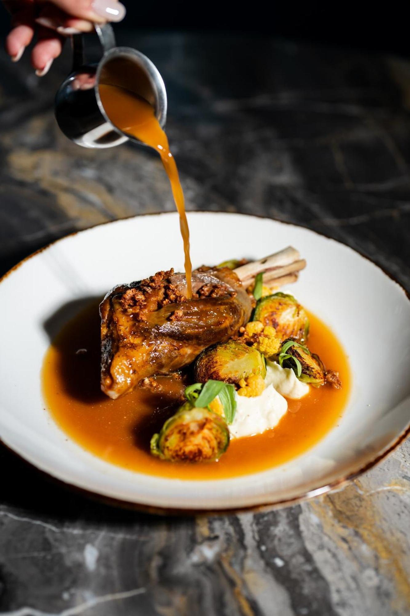 Hotel Birks Μόντρεαλ Εξωτερικό φωτογραφία A lamb dish at the restaurant